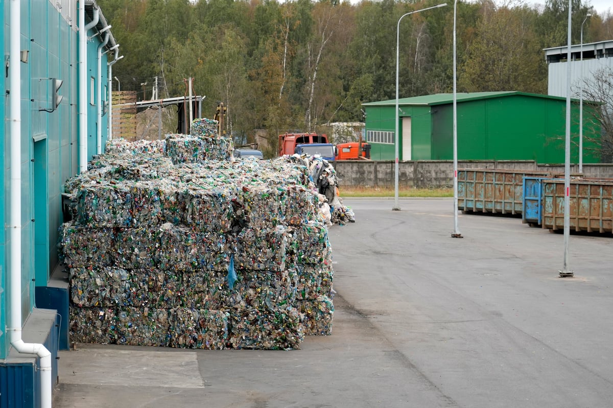 Waste processing plant. Technological process. Recycling and storage of waste for further disposal. Business for sorting and processing of waste